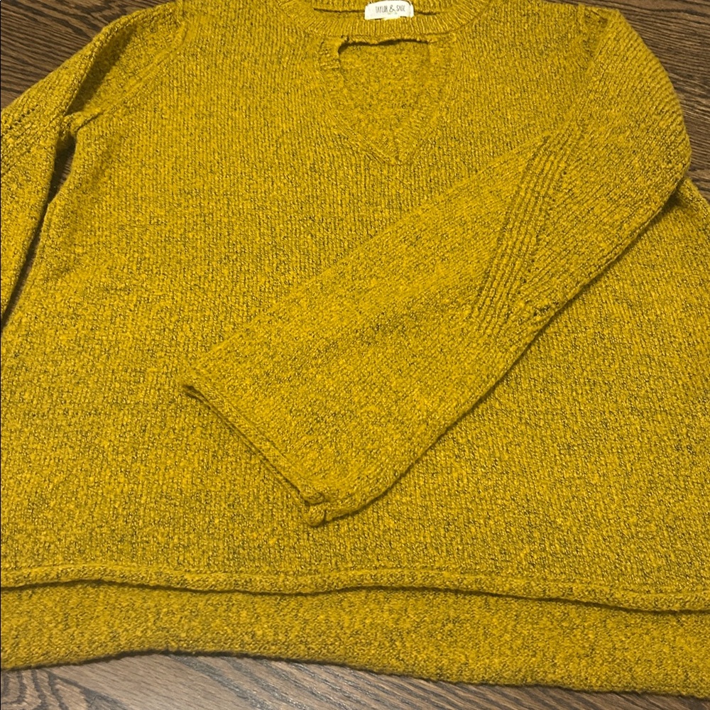 Mustard yellow‎ sweater